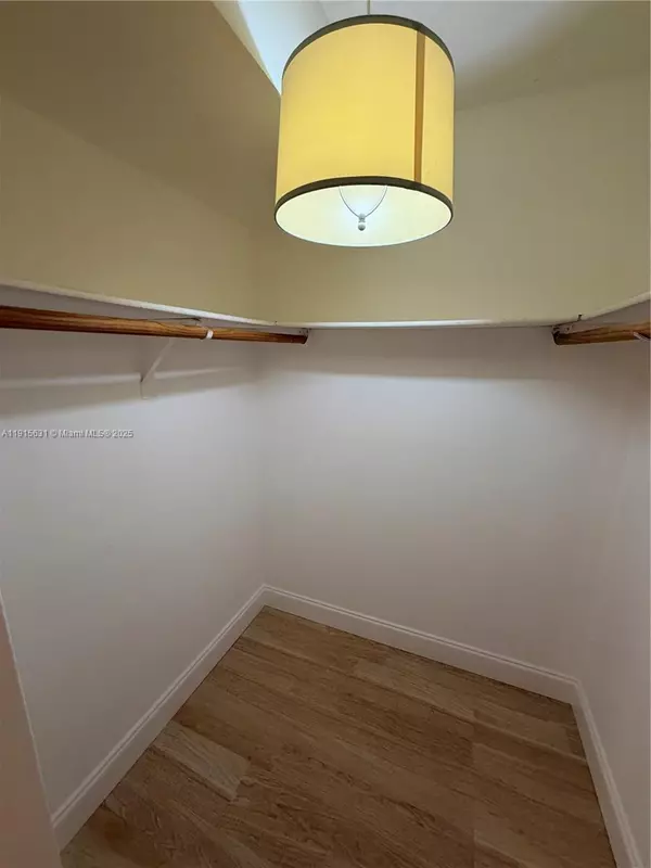 North Miami, FL 33181,2350 NE 135th St #503