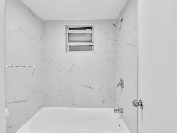 North Miami Beach, FL 33160,3626 NE 168th St #605