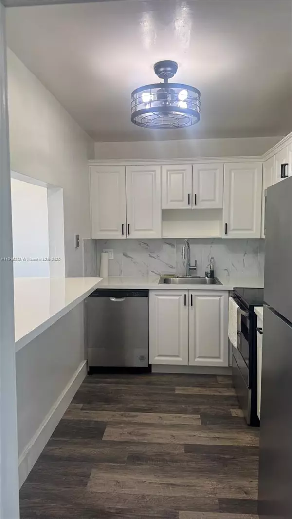 Lauderhill, FL 33319,4174 Inverrary Dr #906