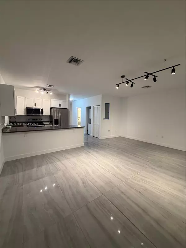 Hallandale Beach, FL 33009,932 SW 10th St #3