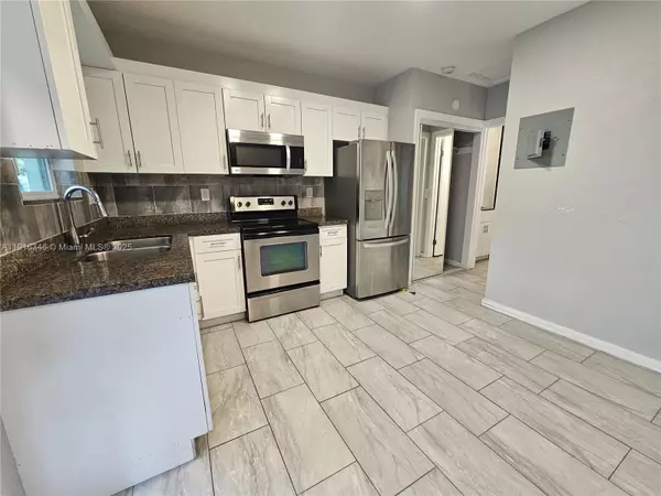 950 NW 5th St #2, Miami, FL 33128