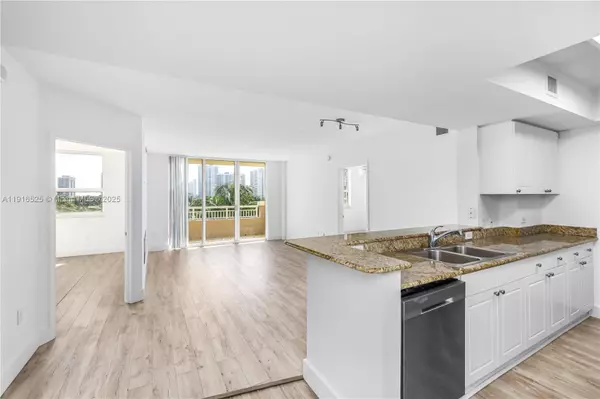 19501 W Country Club Dr #515, Aventura, FL 33180