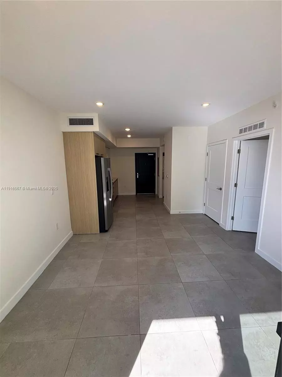 North Miami Beach, FL 33160,16395 Biscayne Blvd #711