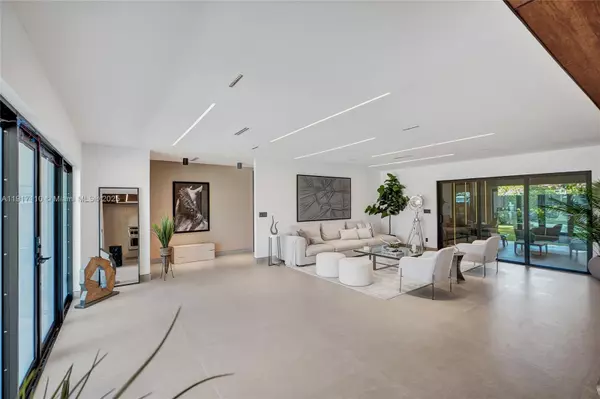 North Miami Beach, FL 33179,1970 NE 188th St