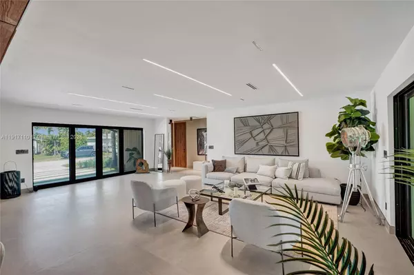 North Miami Beach, FL 33179,1970 NE 188th St