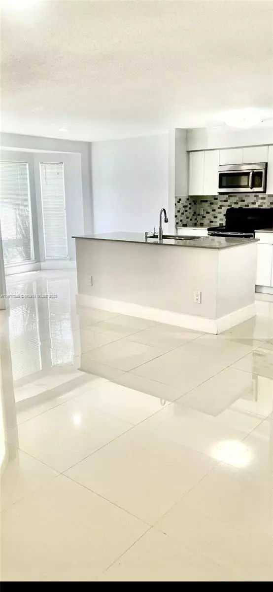 Coral Springs, FL 33071,977 Riverside Dr #211