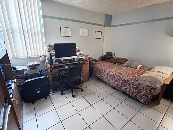 Miami Beach, FL 33139,899 West Ave #3M