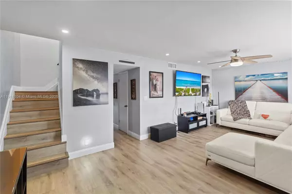 Davie, FL 33324,8089 SW 18th Ct #2-7