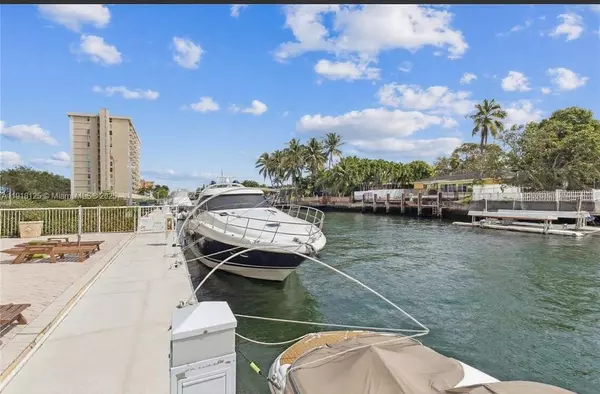 North Miami, FL 33181,2020 NE 135th St #404