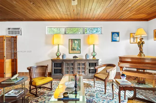 Miami Beach, FL 33140,3586 Flamingo Dr