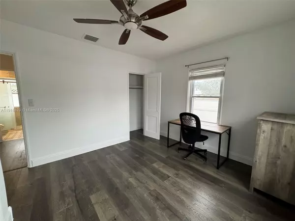 Hollywood, FL 33020,2309 Van Buren St