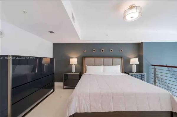 Miami, FL 33131,41 SE 5th St #708