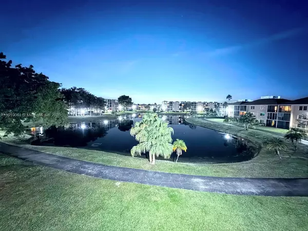 7900 NW 50th St #304, Lauderhill, FL 33351