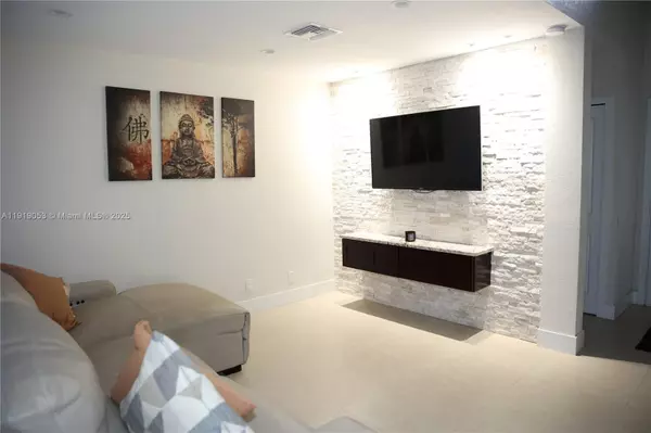 Plantation, FL 33324,9828 NW 2nd St