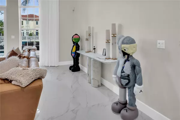 North Miami Beach, FL 33160,3907 NE 170th St #3907