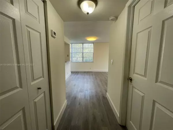 Davie, FL 33324,9471 Evergreen Pl #401