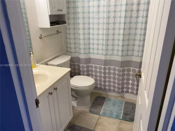 Hollywood, FL 33019,2501 S Ocean Dr #828