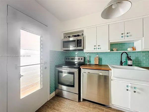 Miami Beach, FL 33141,7133 Bay Dr #705