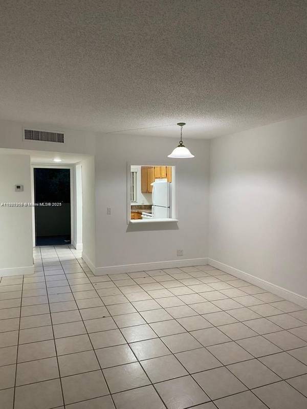 1638 Embassy Dr #312, West Palm Beach, FL 33401