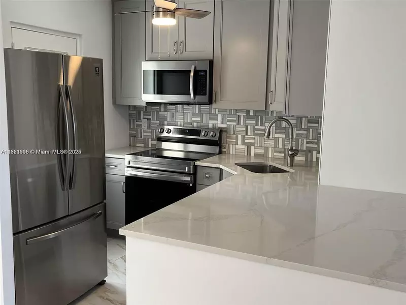 2555 NE 11th St #605, Fort Lauderdale, FL 33304