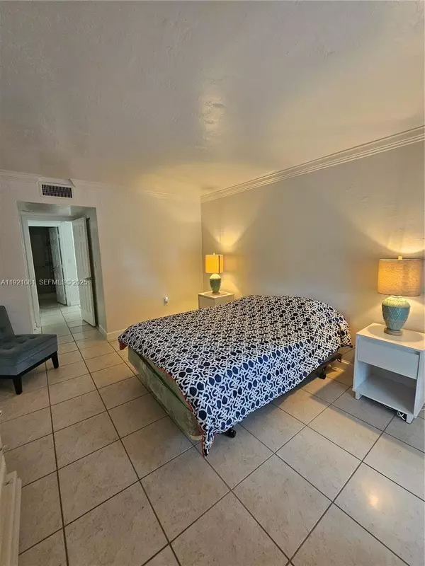 Pinecrest, FL 33156,6900 N Kendall Dr #A102