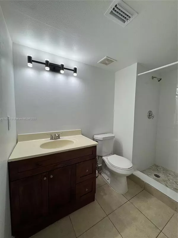 Weston, FL 33326,307 Lakeview Dr #202