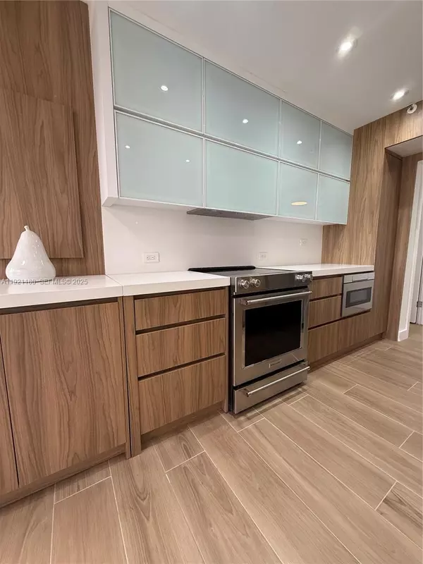 Aventura, FL 33180,20191 E Country Club Dr #504