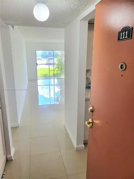 3600 NW 21st St #111, Lauderdale Lakes, FL 33311