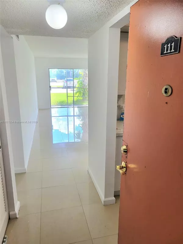 3600 NW 21st St #111, Lauderdale Lakes, FL 33311