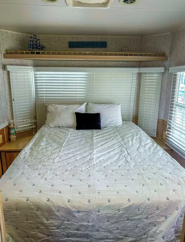 Key Largo, FL 33037,325 CALUSA St 516