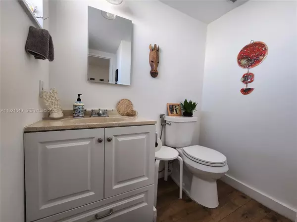 Miami Beach, FL 33141,7900 Tatum Waterway Dr #506