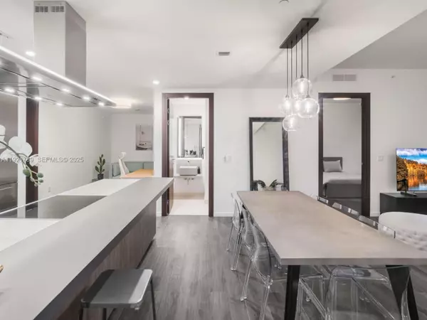 Miami, FL 33131,1000 Brickell Plz #PH5706