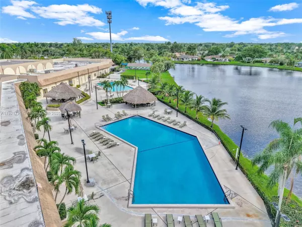 Weston, FL 33326,453 Lakeview Dr #1