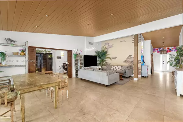 Miami, FL 33161,301 NE 115th St