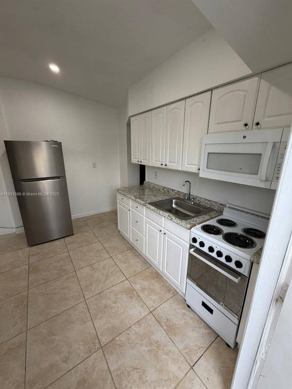 830 SW 6th St #B, Hallandale Beach, FL 33009