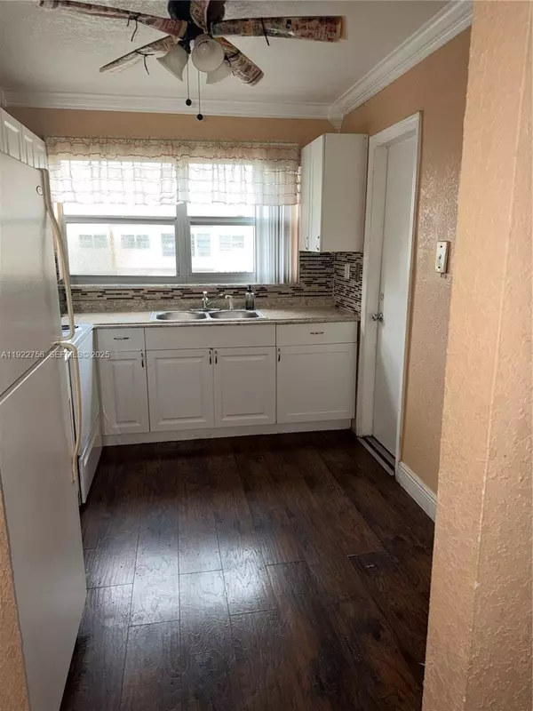 Lauderhill, FL 33313,4042 NW 19th St #305