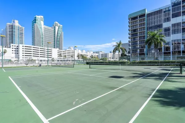 Hallandale Beach, FL 33009,600 Parkview Dr #831