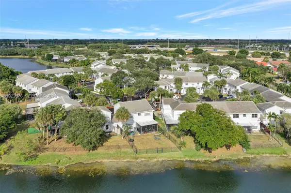 Davie, FL 33331,4852 Grapevine Way