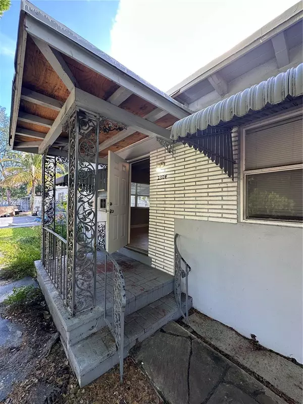 North Miami Beach, FL 33181,2304 NE 135th Ln