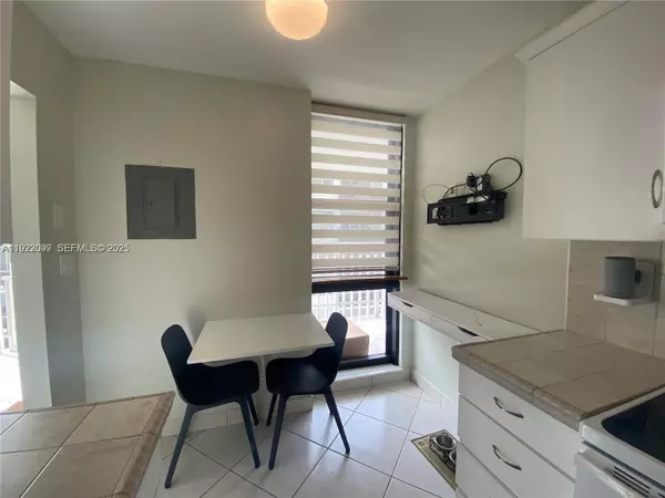 Miami Beach, FL 33140,6061 Collins Ave #17B