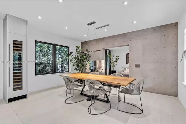 Miami Beach, FL 33140,725 W 49th St