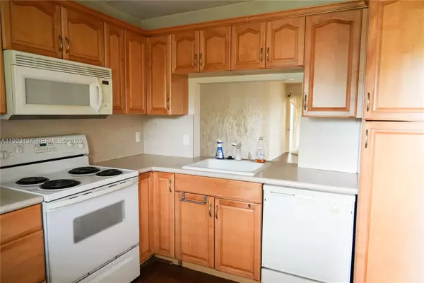 3905 N Nob Hill Rd #103, Sunrise, FL 33351