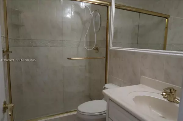 North Miami Beach, FL 33160,3922 NE 166th St #S105