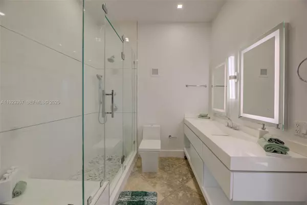 Hollywood, FL 33019,3725 S Ocean Dr #PH02