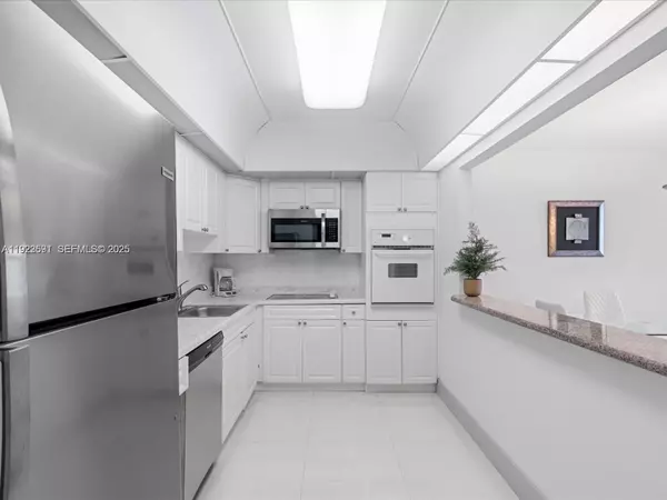 Sunny Isles Beach, FL 33160,19370 E Collins Ave #625