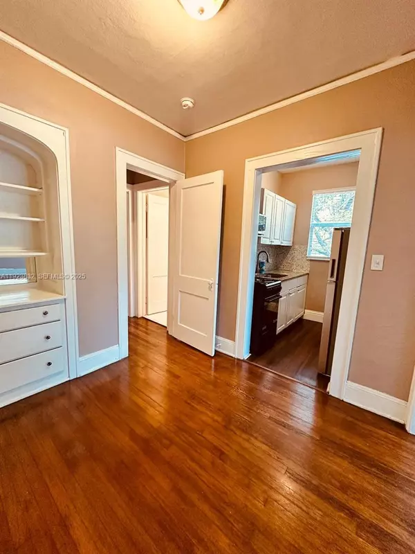 344 Mendoza Ave #5, Miami, FL 33134