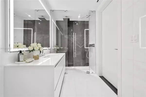 Miami, FL 33131,300 Biscayne Boulevard Way #1106E