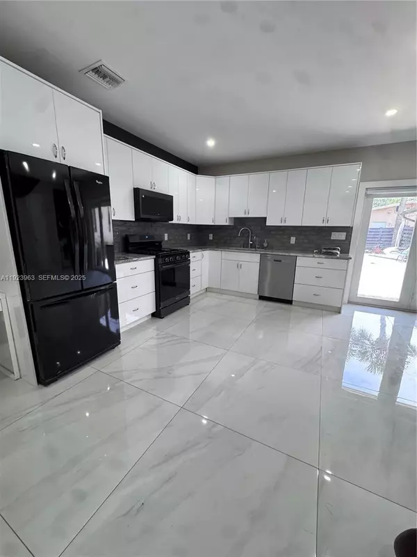 Hollywood, FL 33021,755 N Crescent Dr #B