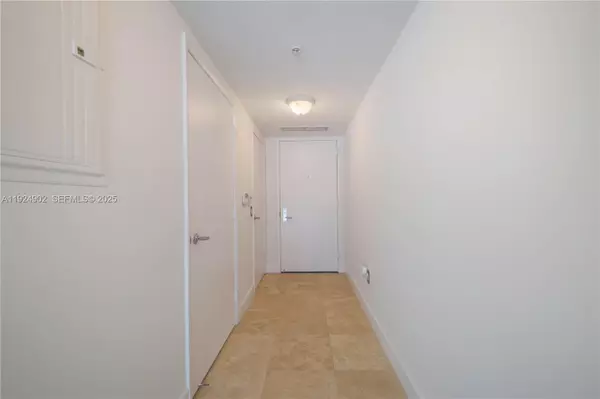 Miami, FL 33131,41 SE 5th St #906