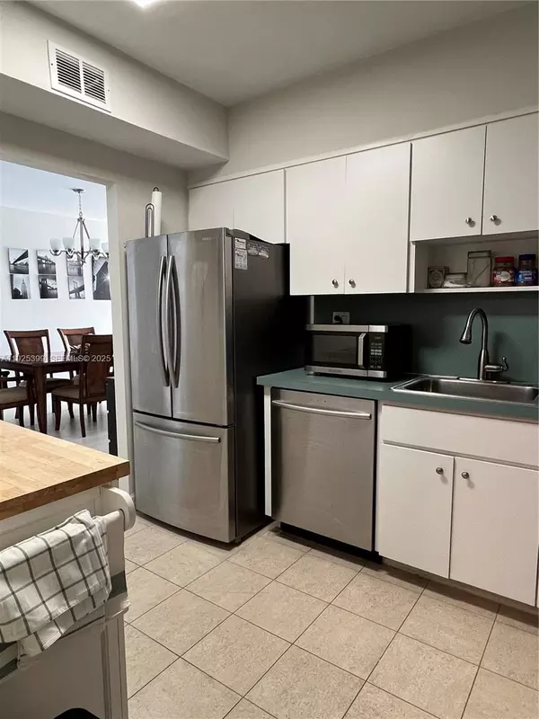 Sunny Isles Beach, FL 33160,300 SE Bayview Dr #2114